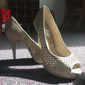 Nude pumps